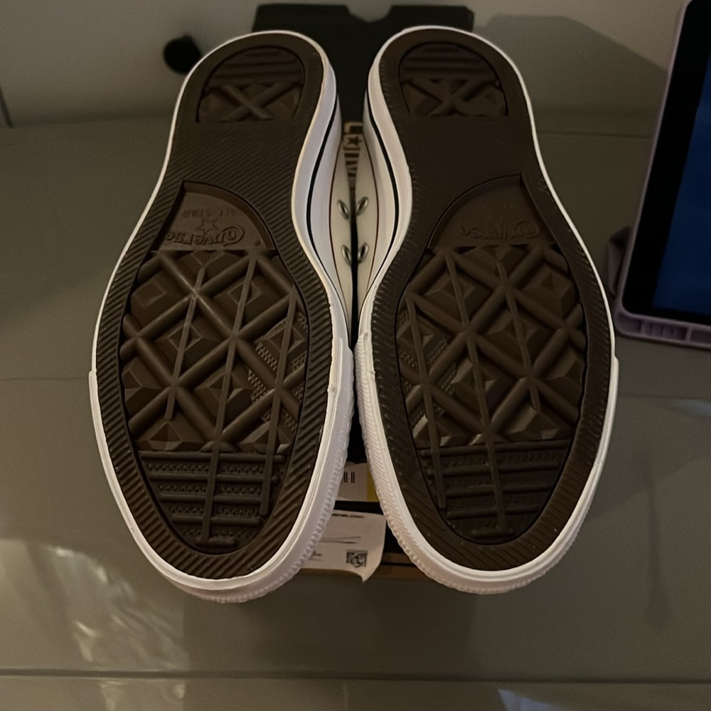 NWT White All Star Low Top Converse Sneakers. - Picture 4 of 4